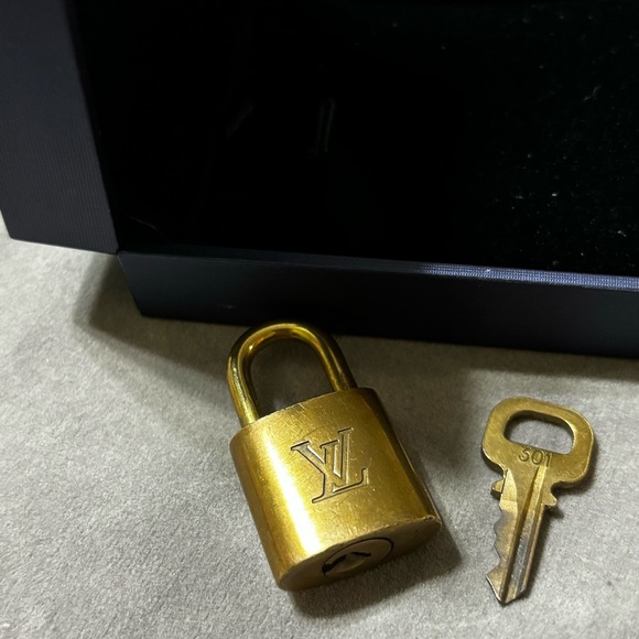 Louis Vuitton vintage, gold tone, brass padlock and one key #301 🔐 - Picture 3 of 4